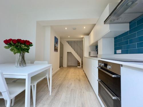 St Leonards-On-Sea House | Buttercup Cottage Off-Street Parking 2 Large SUVs 3 Minutes to Beach