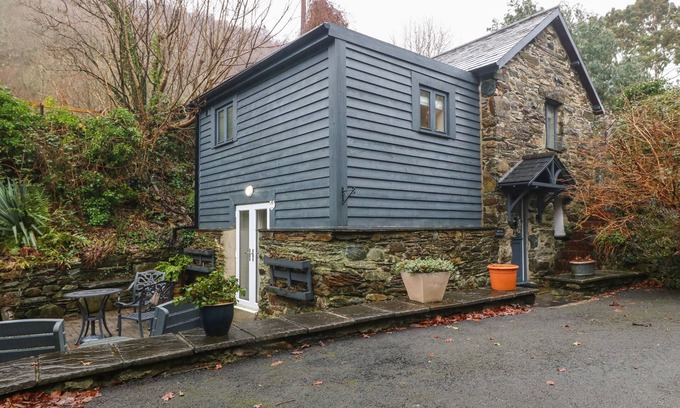 Caerdeon Cottage | BWTHYN CAERDEON, romantic, character holiday cottage in Barmouth