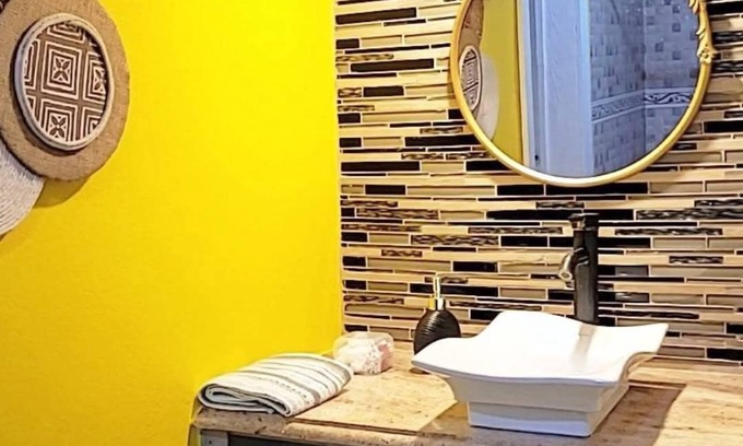 Bath Apartment | C0ZY 1-bedroom apartment in Charlestown with AC, WiFi