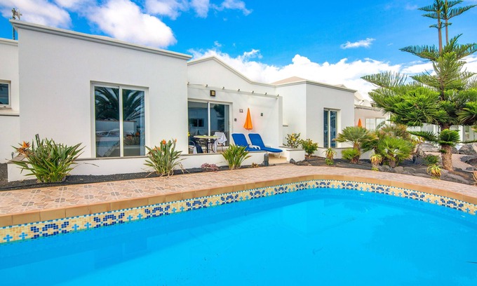 Charco del Palo House | C2, en pequeño complejo con piscina climatizada comunitaria a 100m del mar