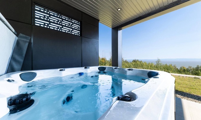 Petite-Riviere-Saint-Francois Ski Chalet | Vigie du St-Laurent 86: Spa and River Views