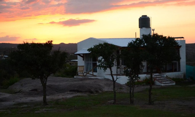 Capilla del Monte Hotel | Cabañas Los Relinchos