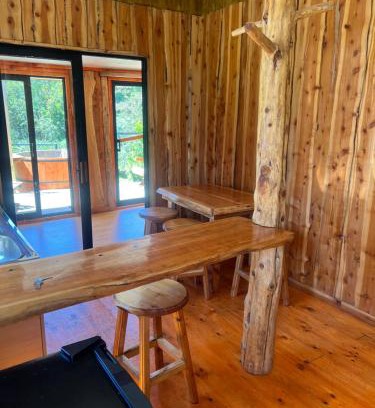 Hornopiren National Park House | Cabañas vista al río