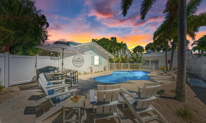 Holmes Beach House | Cabin 2 Spinnakers Cottages: Dog Friendly - 250 Steps to Beach Home