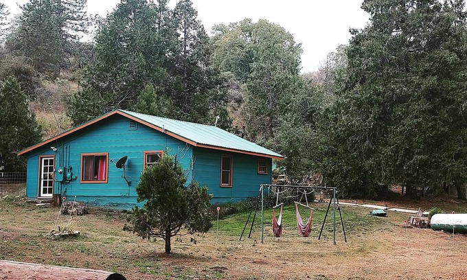 Pinehurst House | Cabin 8 miles from Kings Canyon entrance gate.