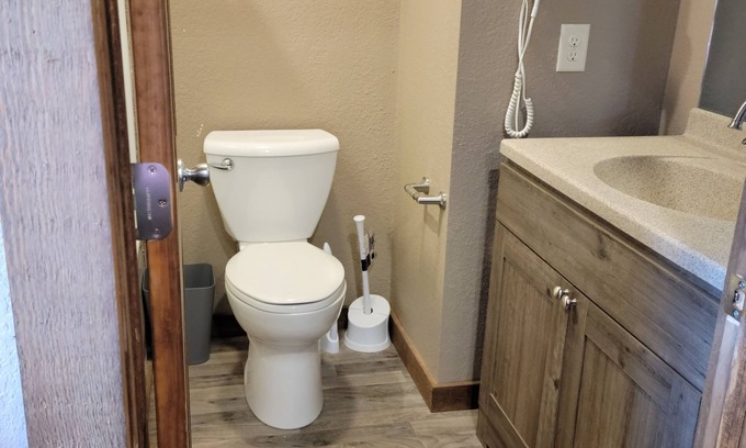 Moscow Cabin | Cabin #8 near beautiful Cedar River.