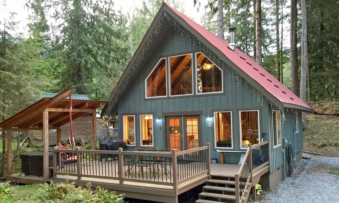 Glacier Cabin | Cabin 99 is a Charming Cabin with a hot tub and Pet Friendly