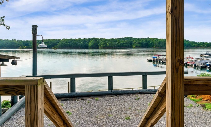 Dandridge Cabin | Cabin at Lakeside - Lake View / Mountain View / Hot Tub / Corn Hole / Fire Pit / WiFi