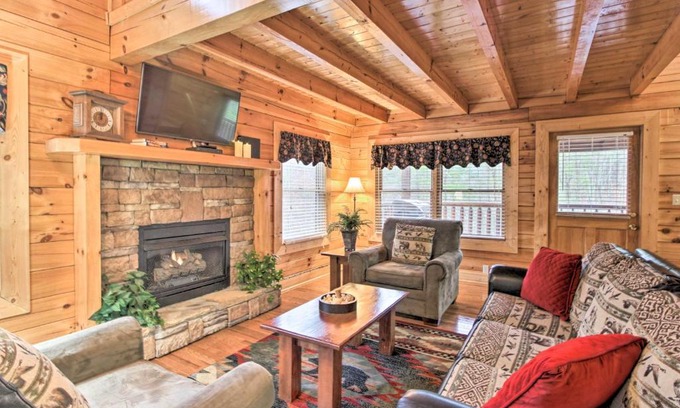 Pigeon Forge House | Cabin with Hot Tub about 2 Mi to Island in Pigeon Forge!