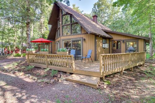 Albrightsville House | Cabin with Hot Tub about 8 Mi to Skiing in the Poconos!