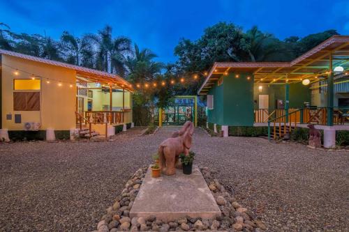 Chiguata House | Cabinas Sede Villalobos, 3Min from the Beach! Playa Chiquita