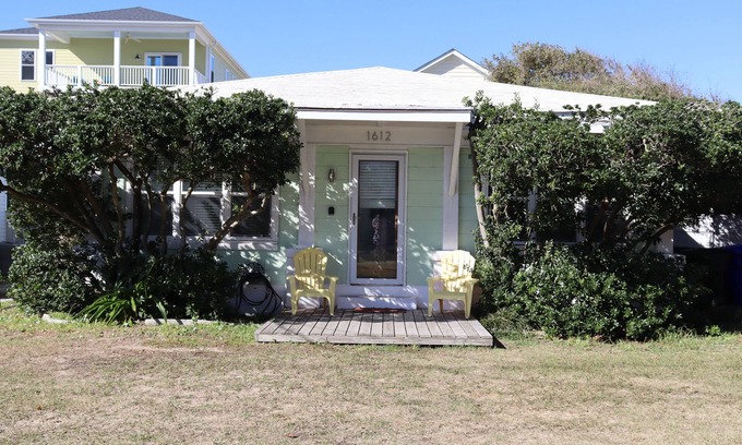 Wilmington Beach Cottage | Caicos Cottage! Between CB/KB towns Dog Friendly w/fenced yard, Parking - 3 cars