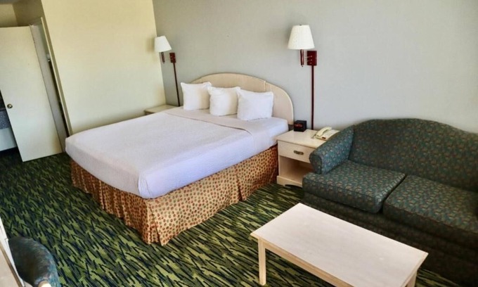 Andrews Hotel | Calm, Comfortable Room in Andrews with Parking on Site