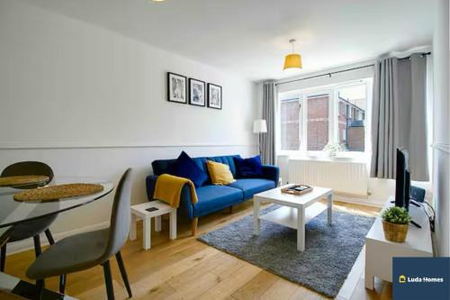 Camberley Apartment | Camberley Spacious and Comfy 3 Bedroom Home, Next to Frimley Hospital with Parking