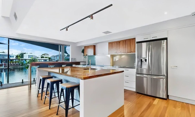 Pelican Waters House | Canalhouse Caloundra—Pontoon, Pool & Pizza Nights