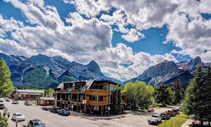 Town Centre Condo | Canmore Immaculate Corner Unit - Panoramic Mountain Views - Central Location