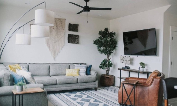 Washington House | Canyon Rest! Sleeps 10, Pool, Private Patio/Hottub