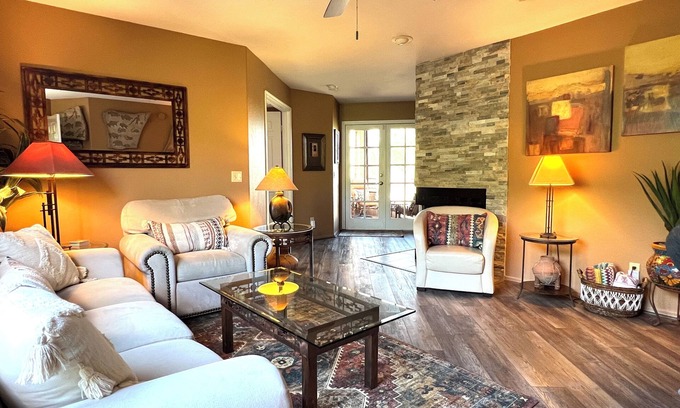 Tucson Condo | Canyon View 2bd 2ba, king + qn beds, pools, hiking, pickleball, gym, mtn views