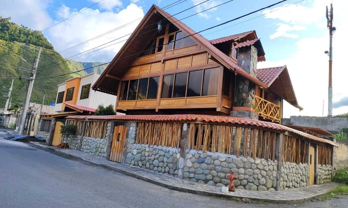 Banos de Agua Santa House | Caoba Lodge - Cabaña en Baños de Agua Santa