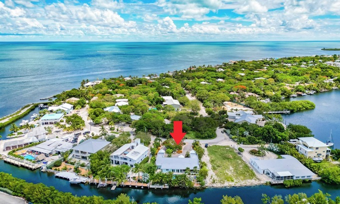 Marathon House | Captains Quarters: 4/4 beautiful ground level canal front home with pool and dockage