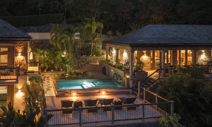 Gift Hill House | Cara Mia beautiful 3 king BR, 3.5 bath, whole house generator views private pool