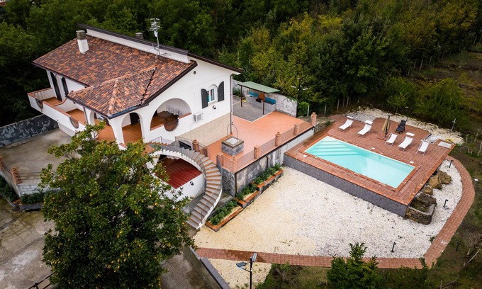 Mascali Villa | Carbone estate, with swimming pool and private parking.