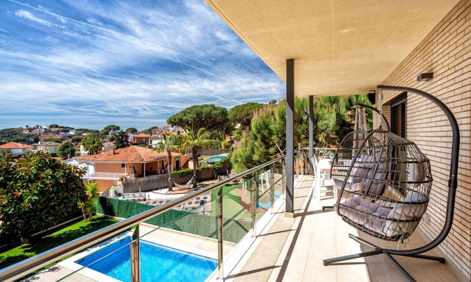 Premia de Dalt House | Careful and elegant decoration, with private pool and jacuzzi