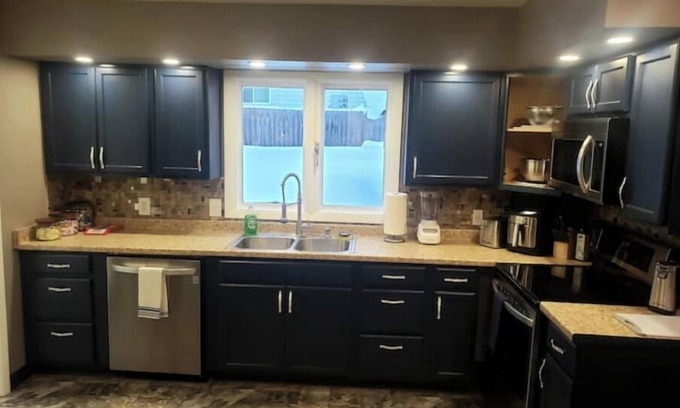 University Area House | Caribou Flat: Fire & Ice. Theater, Firepit & Yard!nn