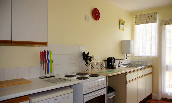 Cullompton Cottage | Carp Lodge with woodland views, close to fishing lakes.