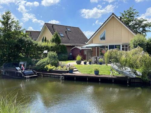 Medemblik House | Carpe Diem with jetty and boat