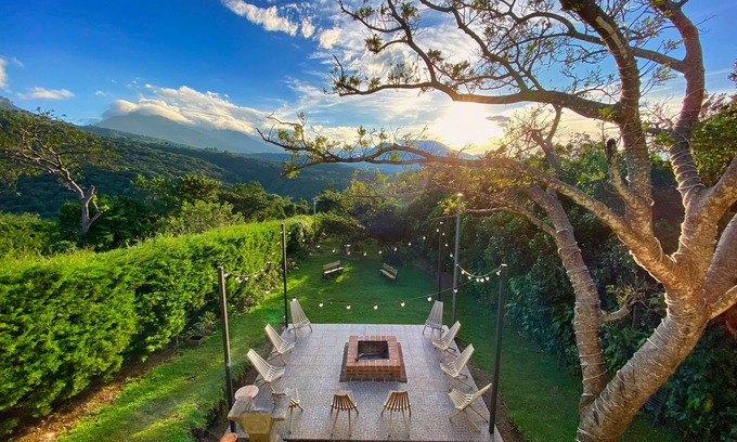 Coatepeque Cottage | Casa 44 - Cozy and Modern 3BR with amazing views in the middle of the mountains.