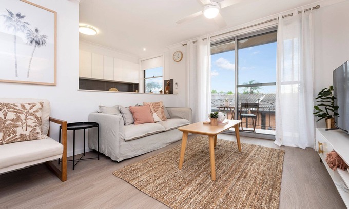 Merewether Apartment | Casa Amor - Coastal apartment short walk to the beach, cafes and restuarants