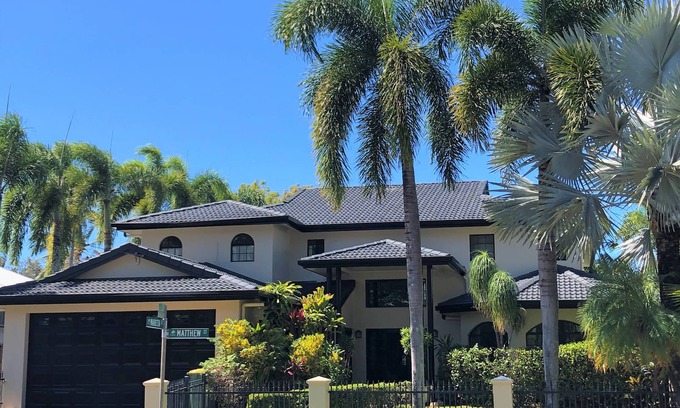 Holloways Beach House | Casa Bella Vista - Luxury Beachfront Home near Great Barrier Reef