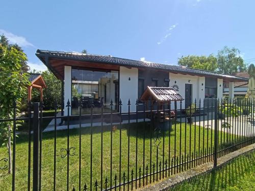 Balatonfenyves House | Casa Blanca Apartman II