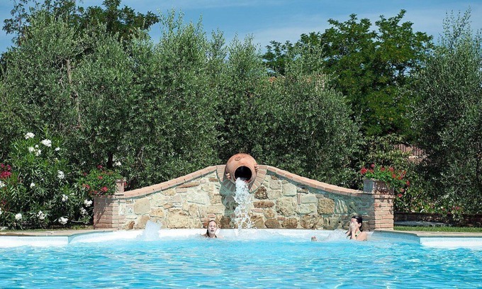 Peccioli House | Casa Canarino A: A graceful apartment surrounded by meadows and by green hills.