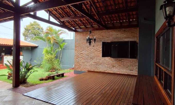 Sao Carlos Other | Casa com ares de campo na cidade. Deck com redes e bancos, jardim e quiosque.