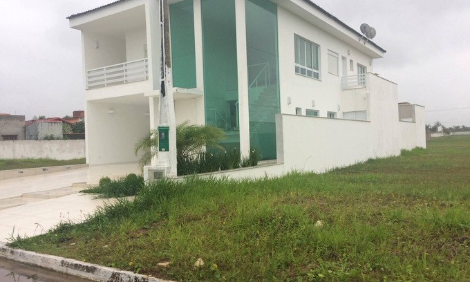 Tupy House | Casa com Piscina em Condomínio Fechado com Segurança 24h de Frente Para o mar