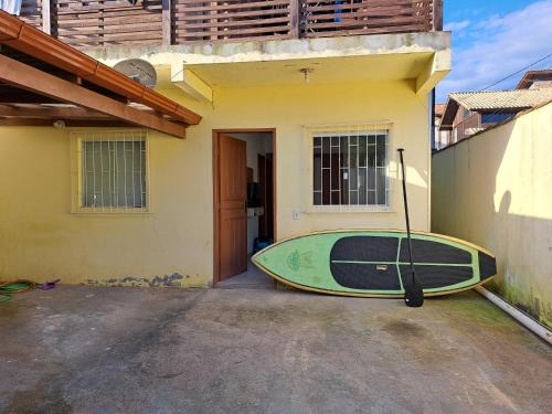 Rio Vermelho Norte House | Casa com trilha para praia 2 quartos com garagem privativa