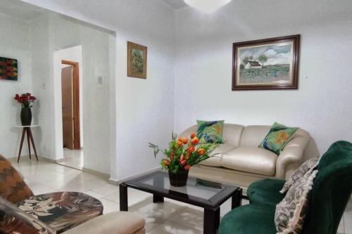 Goiania House | Casa da vovó, 3 quartos, jardim e 2 vagas de garagem