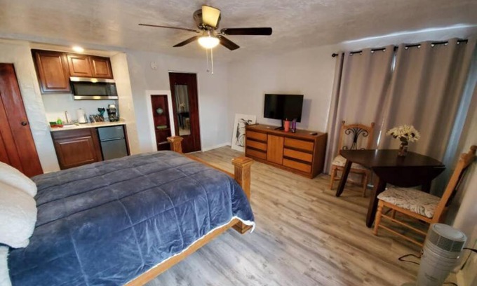 West Colorado Springs Apartment | Casa de Mariposa Manitou-Cozy room that feels home