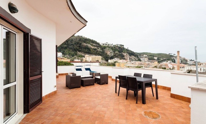 Sorrento Apartment | Casa Di Aria sea view and pool in Sorrento centre