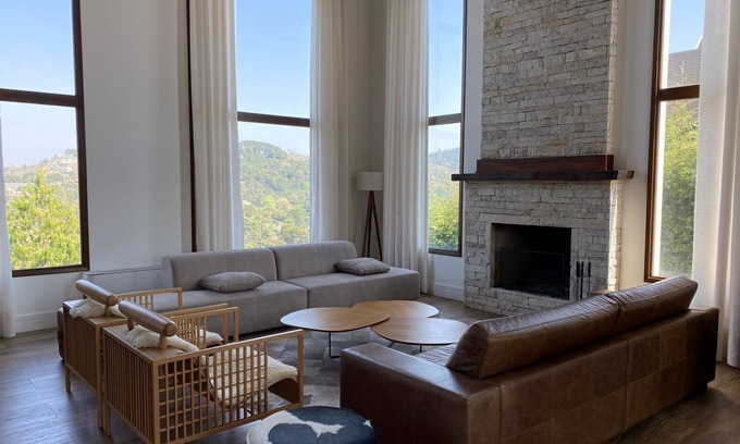 Campos do Jordao House | Casa Estilo Chateau Recém Construído, 5 Suítes, Piscina Interna e Vista Incrível