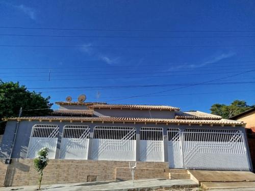 Barra do Garcas House | Casa grande, ar em todos os quartos, cabe 3 carros