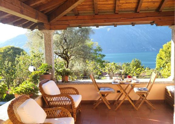 Tremezzo Apartment | Casa Intignano - Camera con bagno e portico vista lago