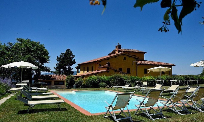 Castelfranco di Sopra House | Casa Leggiadra D: A characteristic apartment that is part of an ancient country house.