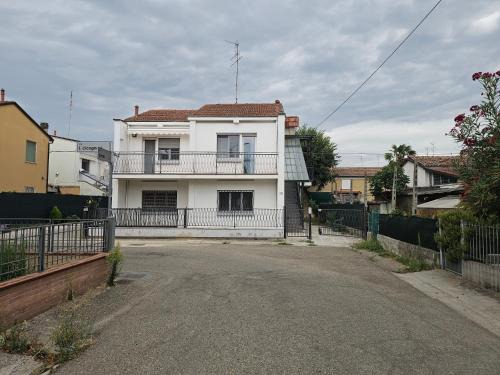 Lugo Apartment | Casa luminosa, parcheggio sotto casa, zona tranquilla a due passi da negozi, parchi, ristoranti