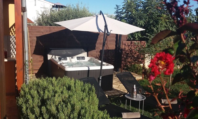 Kastelir House | Casa Mirelia for two with garden and whirlpool