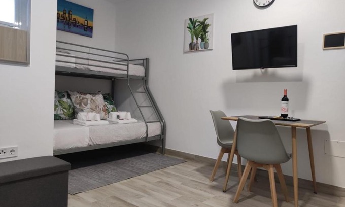 Santa Barbara House | CASA PIRÁMIDE 4 WIFI - Parking y Terraza Privada