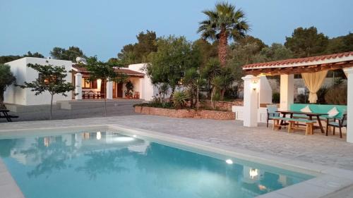 Sant Josep de sa Talaia House | Casa Puig de Mar, con piscina y jardín'