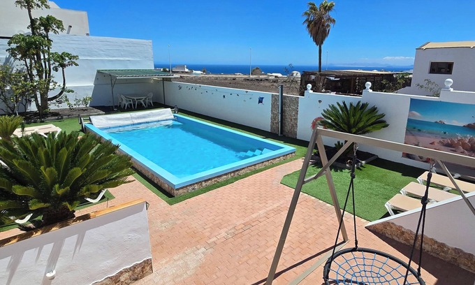 Tias Resort | Casa Roja - Small holiday complex pool in the centre of Tias